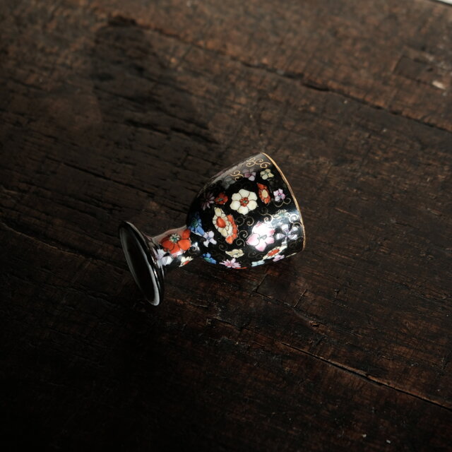 黒にカラフルな花尽くし◇中国産 色絵金彩小ぶりティーグラス チャイナ