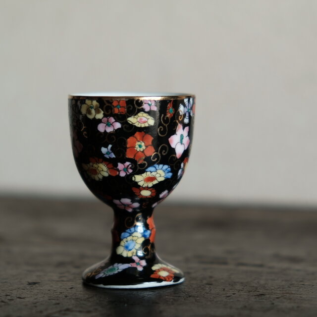 黒にカラフルな花尽くし◇中国産 色絵金彩小ぶりティーグラス チャイナ