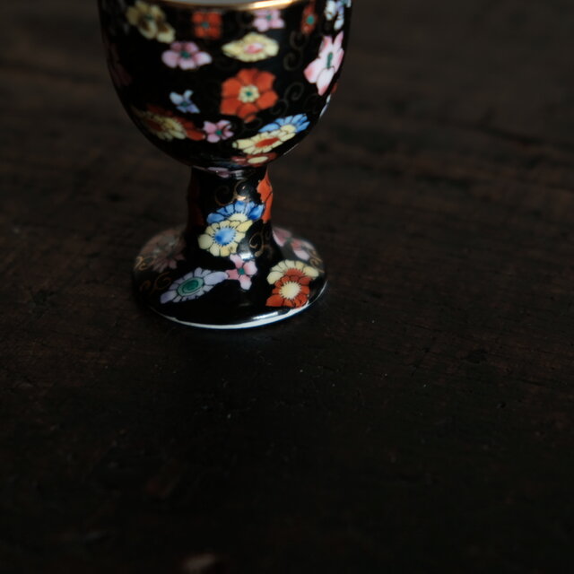 黒にカラフルな花尽くし◇中国産 色絵金彩小ぶりティーグラス チャイナ