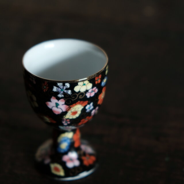 黒にカラフルな花尽くし◇中国産 色絵金彩小ぶりティーグラス チャイナ