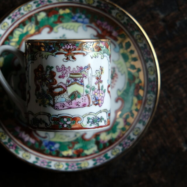 花籠と蝶々と花瓶◇中国廣彩 色絵金彩デミタスカップ＆ソーサー