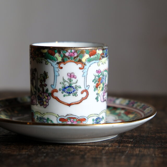 花籠と蝶々と花瓶◇中国廣彩 色絵金彩デミタスカップ＆ソーサー