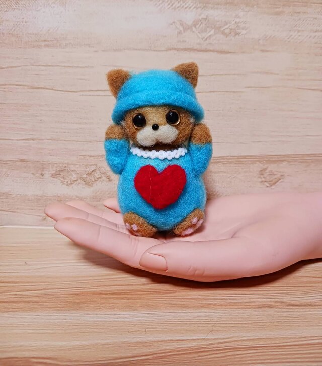 羊毛フェルト製 青い服・帽子 白いリボンのかわいい茶虎ちゃん | iichi