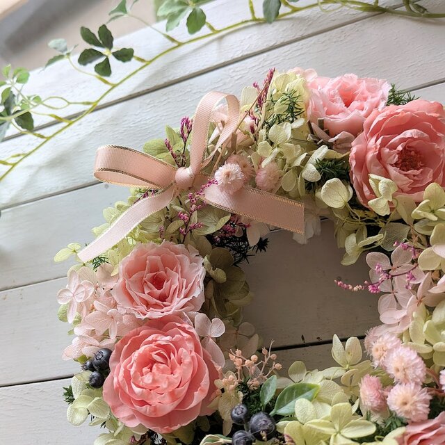 オールドローズとピンクの小花のプリザーブドフラワーリース[p20261012
