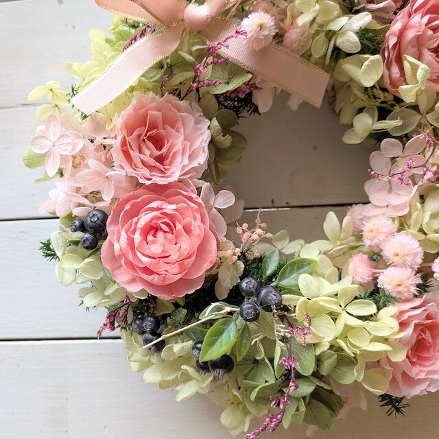 オールドローズとピンクの小花のプリザーブドフラワーリース[p20261012
