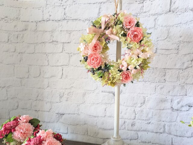 ピンクのオールドローズとふんわり紫陽花のナチュラルリース