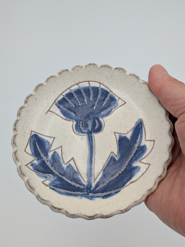 Temoto】たんぽぽの豆皿｜手描き藍色の小さな器（10cm） | iichi 日々