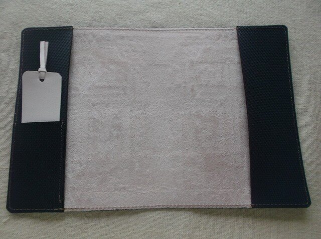 文庫サイズブックカバー 刻印、拭き染め 牛革 | iichi 日々の暮らしを