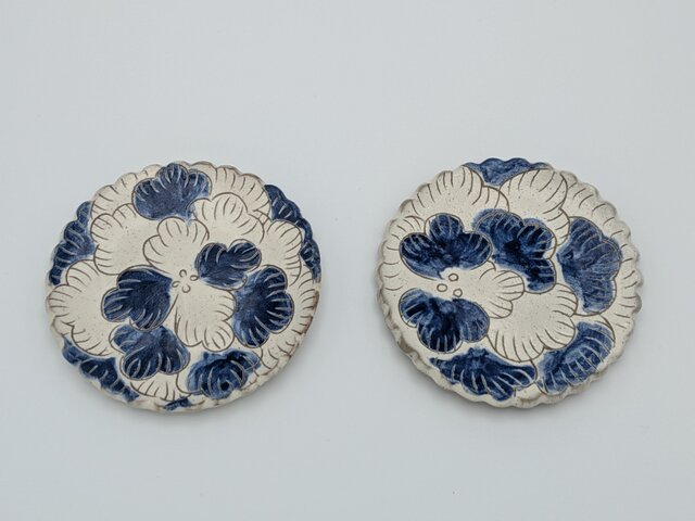 Temoto】お花の夫婦豆皿（ペアセット）｜手描き藍色の輪花皿 10cm