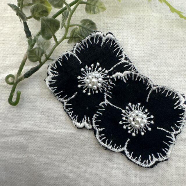 ＊ ＊☆ハンドメイドミナペルホネン⚮̈ W黒カメリア♡ブローチパール