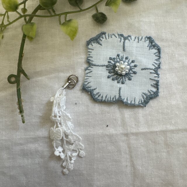 パール様オーダー ミナペルホネン ハンドメイド ブローチアクセサリー ＊ ＊☆ハンドメイドミナペルホネン⚮̈ ブルーカメリア♡ブローチ