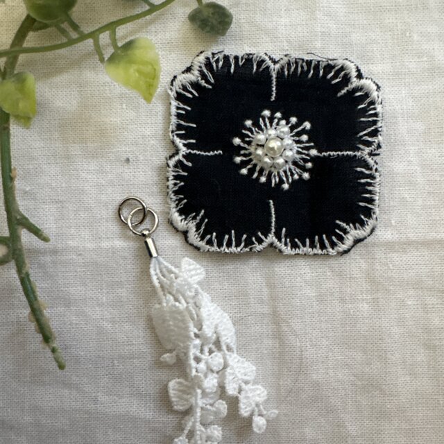 ＊ ＊☆ハンドメイドミナペルホネン⚮̈ 黒カメリア♡ブローチパール