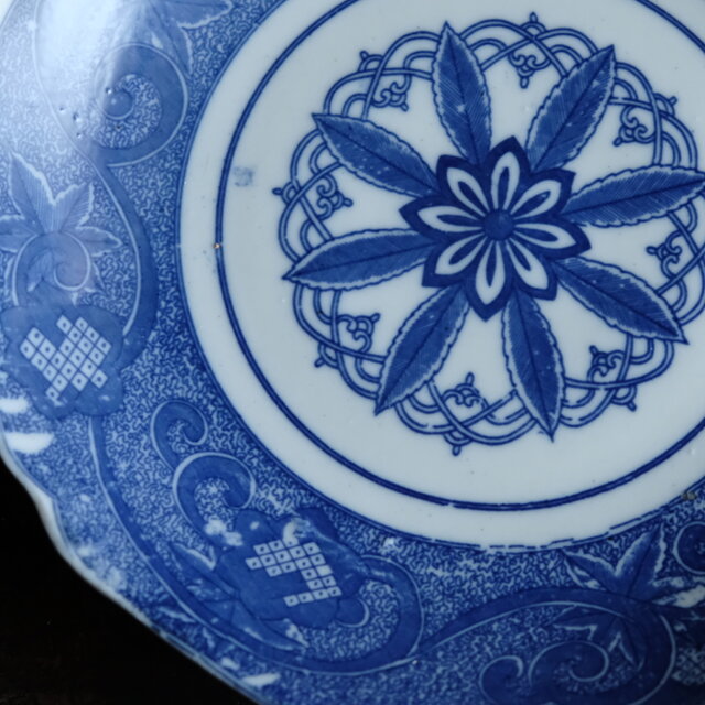 見込みに花文様◇瀬戸焼 花唐草文印判大皿 骨董・antiques 明治〜大正