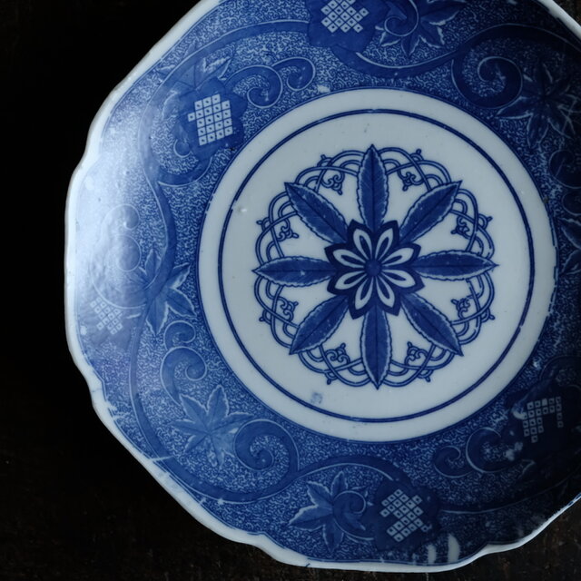 見込みに花文様◇瀬戸焼 花唐草文印判大皿 骨董・antiques 明治〜大正