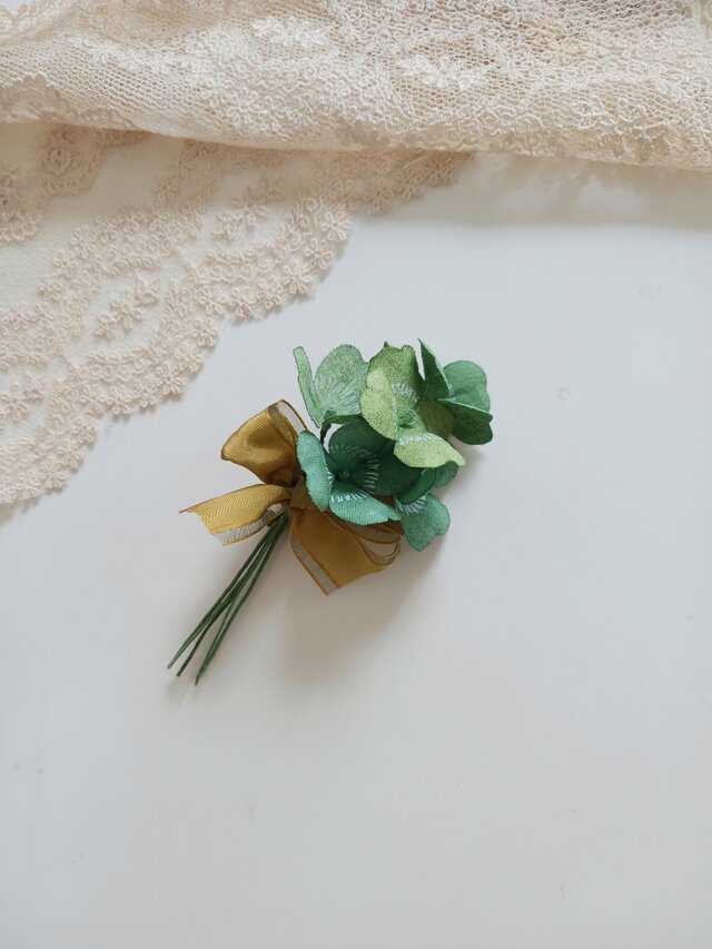 染め布花＊四つ葉のクローバーの花束コサージュ | iichi 日々の暮らし