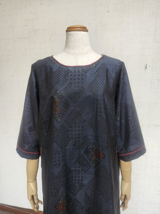 新春　お値下げ　泥大島と小格子紬のワンピース 大島紬リメイク コードパイピング 襟なしワンピース | iichi 日々の