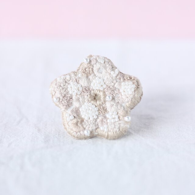 ハンドメイド刺繍ブローチ　bulaunbulaun様ご確認ページです。 春露（はるつゆ）の花刺繍ブローチ｜春アクセサリー・セレモニーにも