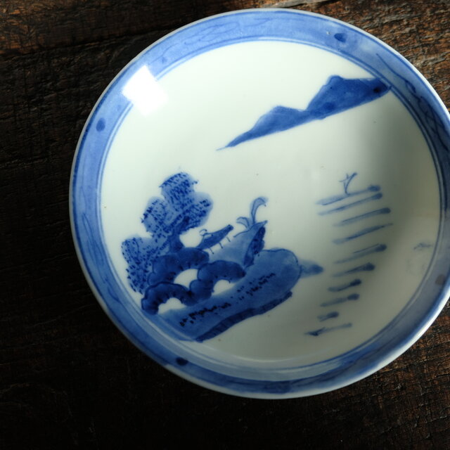 青で山水風景◇側面に蝙蝠。瀬戸焼 山水楼閣文染付中皿 骨董・antiques