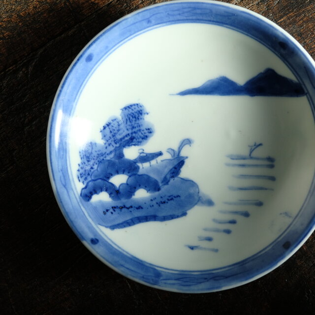 青で山水風景◇側面に蝙蝠。瀬戸焼 山水楼閣文染付中皿 骨董・antiques