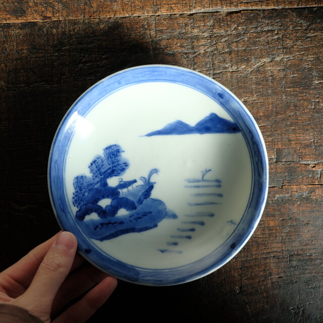 青で山水風景◇側面に蝙蝠。瀬戸焼 山水楼閣文染付中皿 骨董・antiques