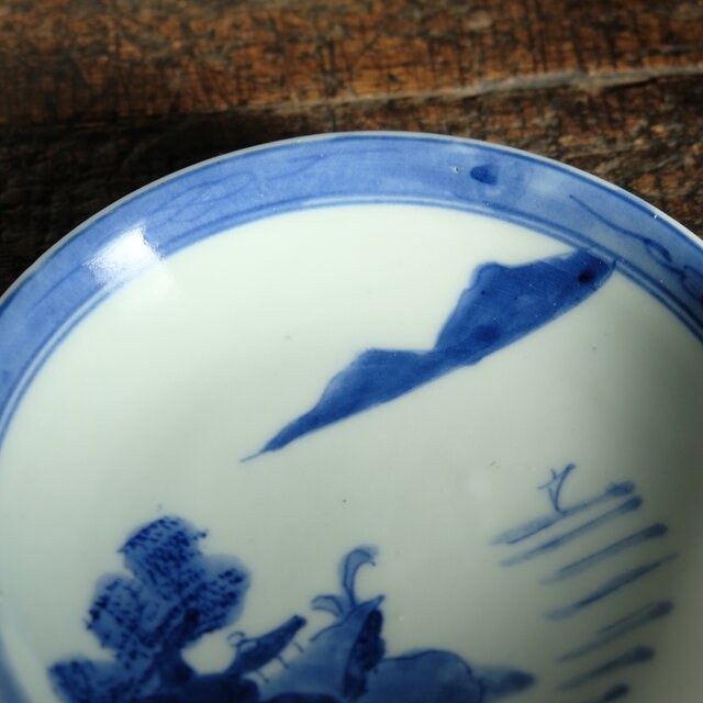 青で山水風景◇側面に蝙蝠。瀬戸焼 山水楼閣文染付中皿 骨董・antiques