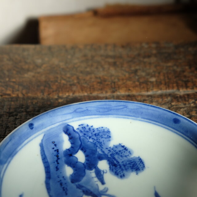 青で山水風景◇側面に蝙蝠。瀬戸焼 山水楼閣文染付中皿 骨董・antiques