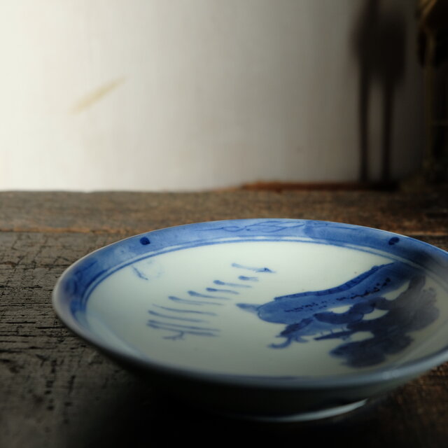 青で山水風景◇側面に蝙蝠。瀬戸焼 山水楼閣文染付中皿 骨董・antiques