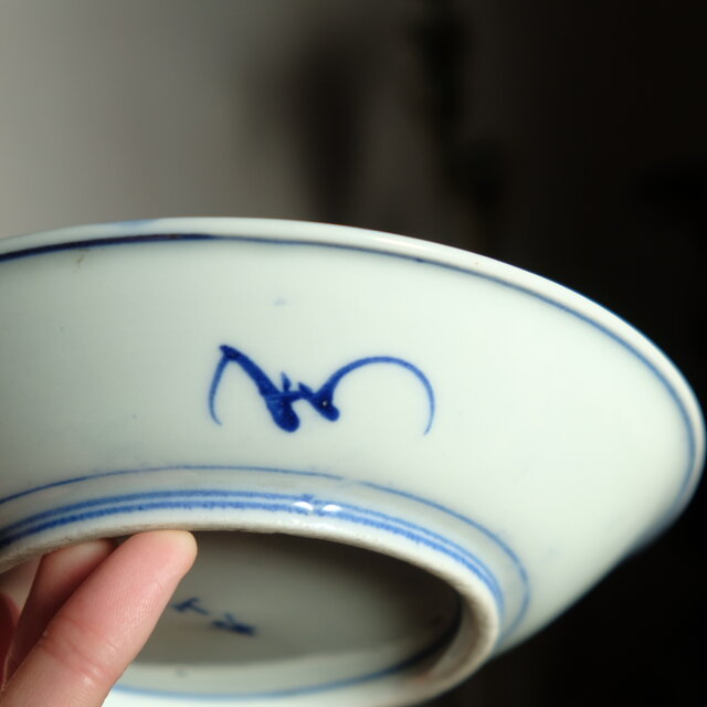 青で山水風景◇側面に蝙蝠。瀬戸焼 山水楼閣文染付中皿 骨董・antiques