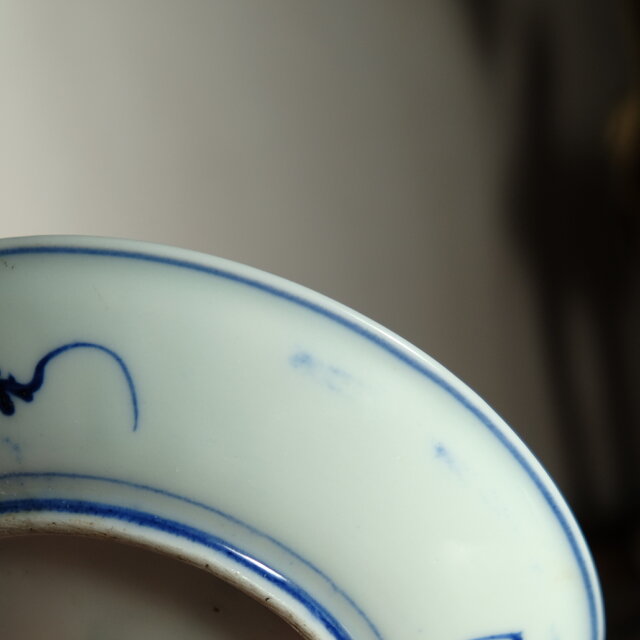 青で山水風景◇側面に蝙蝠。瀬戸焼 山水楼閣文染付中皿 骨董・antiques