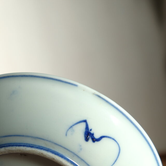 青で山水風景◇側面に蝙蝠。瀬戸焼 山水楼閣文染付中皿 骨董・antiques