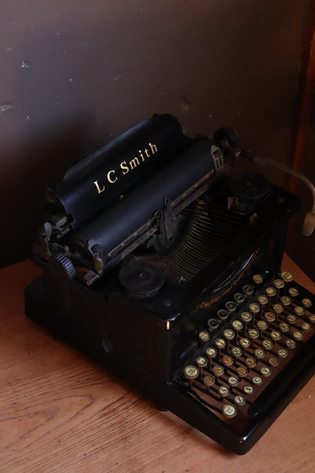 №121 古いタイプライター L C Smith 古道具 アンティーク インテリア