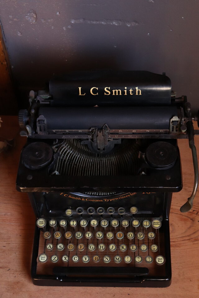 №121 古いタイプライター L C Smith 古道具 アンティーク インテリア