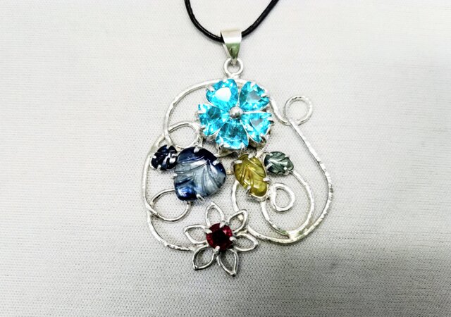 アパタイトの花ペンダント | iichi 日々の暮らしを心地よくする