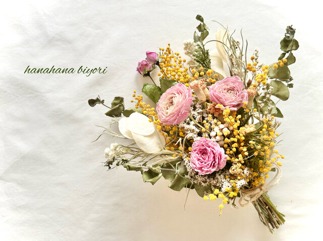 ミモザとラナンキュラスのスワッグ | iichi 日々の暮らしを心地よく