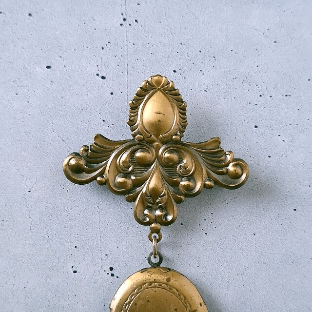 brass rococo locket dangle ヴィンテージブローチ | iichi 日々の