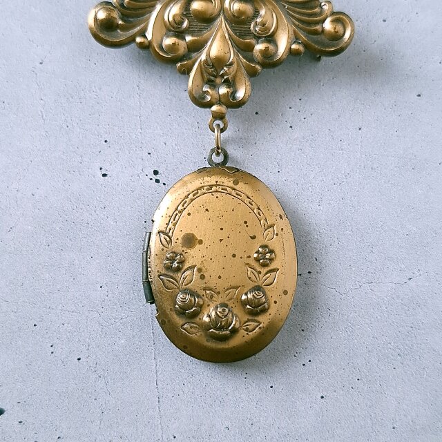brass rococo locket dangle ヴィンテージブローチ | iichi 日々の