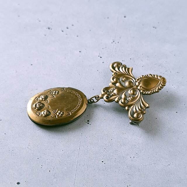 brass rococo locket dangle ヴィンテージブローチ | iichi 日々の