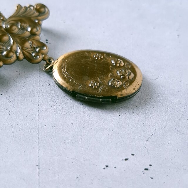 brass rococo locket dangle ヴィンテージブローチ | iichi 日々の