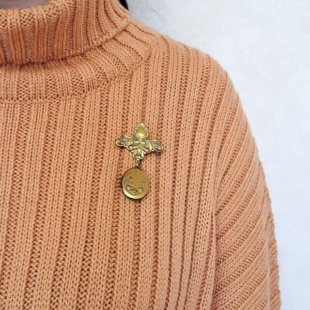 brass rococo locket dangle ヴィンテージブローチ | iichi 日々の