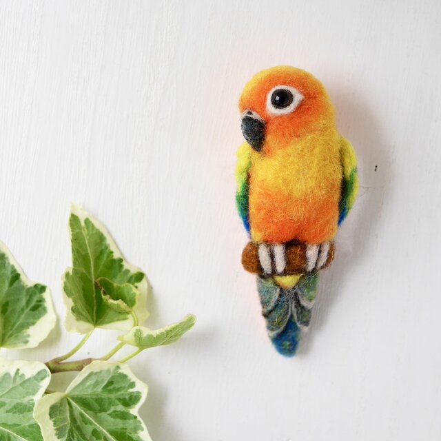 コガネメキシコインコの羊毛フェルトブローチ | iichi 日々の暮らしを