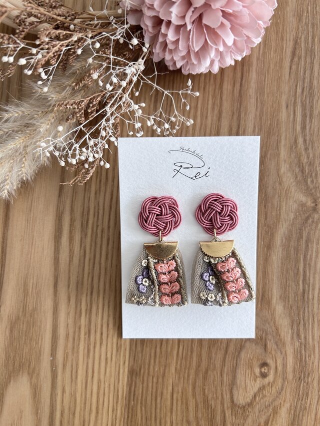 水引梅結び × 刺繍リボンピアス 金属アレルギー対応 | iichi 日々の