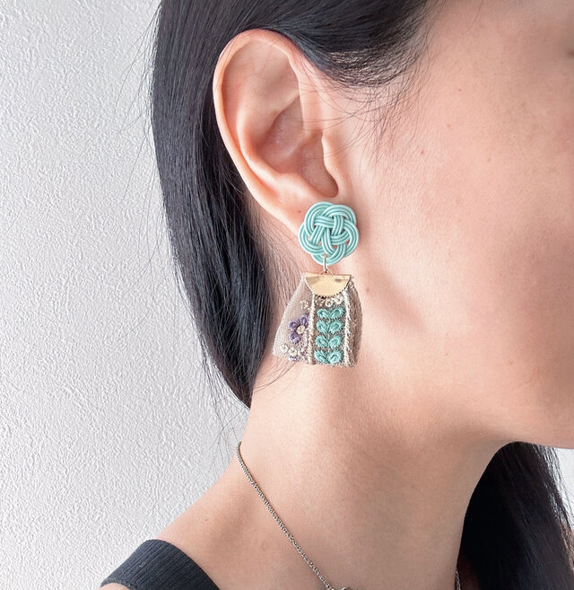 水引梅結び × 刺繍リボンピアス 金属アレルギー対応 | iichi 日々の
