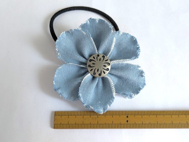 可愛い花のヘアゴム（水色ソフトデニム） | iichi 日々の暮らしを