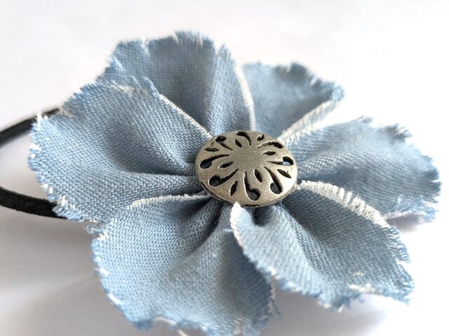 可愛い花のヘアゴム（水色ソフトデニム） | iichi 日々の暮らしを
