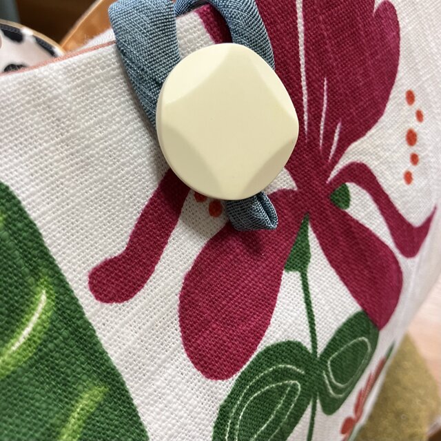 ふっくらグラニーバッグ 流れのある花柄 | iichi 日々の暮らしを