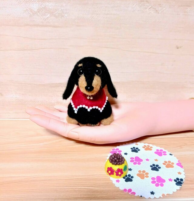赤い服着たクロタンダックス 餌付き 羊毛フェルト | iichi 日々の