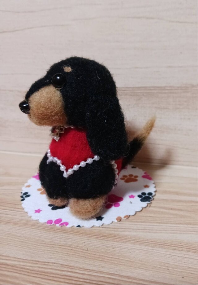 赤い服着たクロタンダックス 餌付き 羊毛フェルト | iichi 日々の