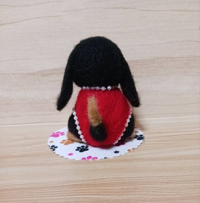 赤い服着たクロタンダックス 餌付き 羊毛フェルト | iichi 日々の