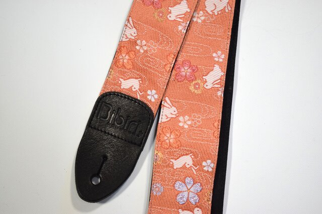 うさぎと桜 帆布ギターストラップ（サーモンピンク）京都金襴 | iichi