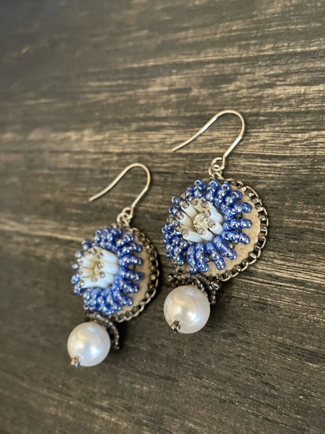 花のピアス シルバー×青 | iichi 日々の暮らしを心地よくする